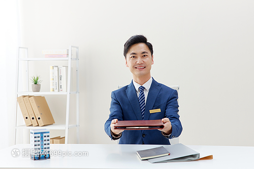 房地產銷售中介遞出合同 商務服務的專業細節與重要性